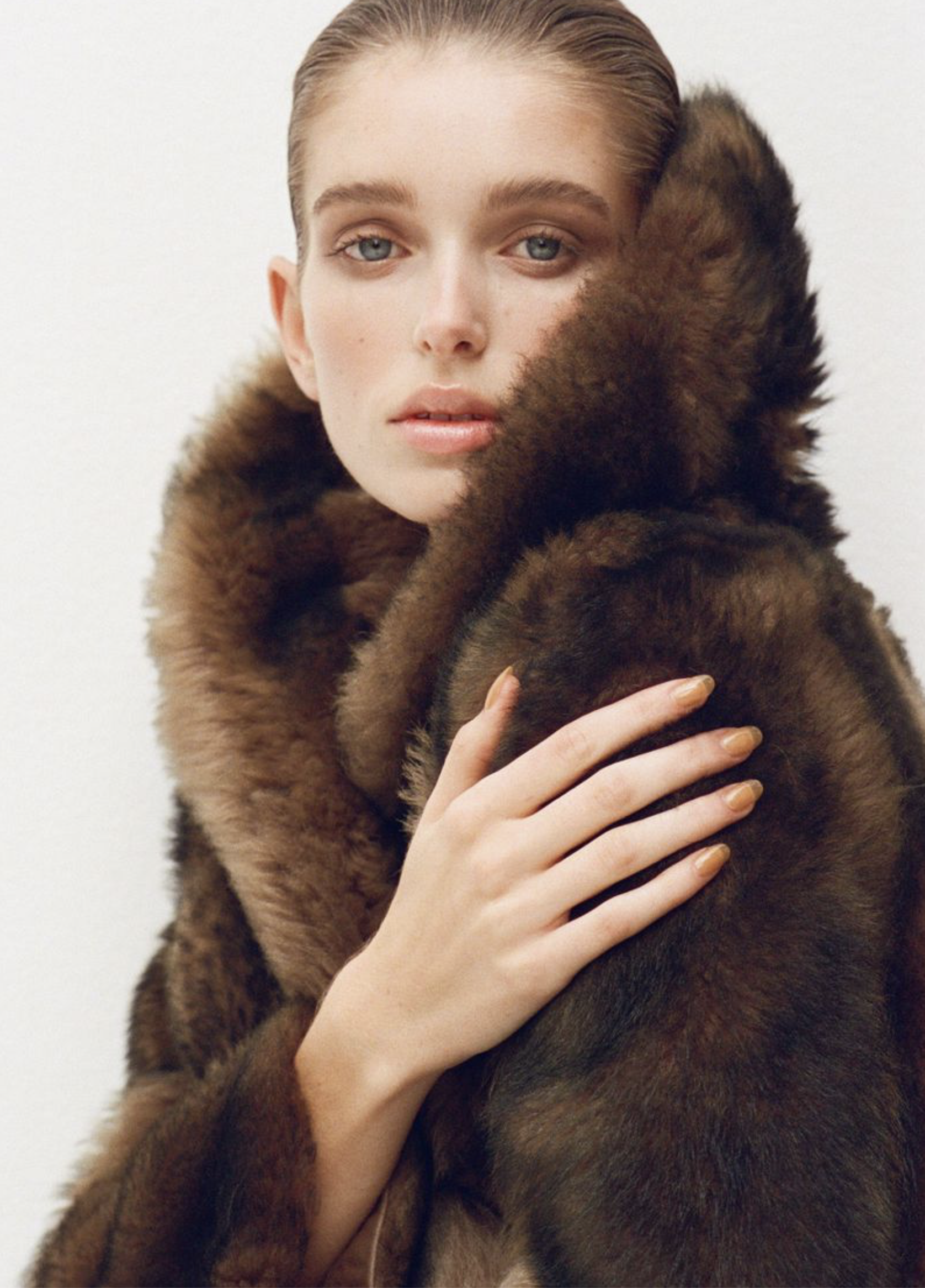 Stella-Hanan-by-Marie-Deteneuille-Harpers-Bazaar-France-December-2025-5.png
