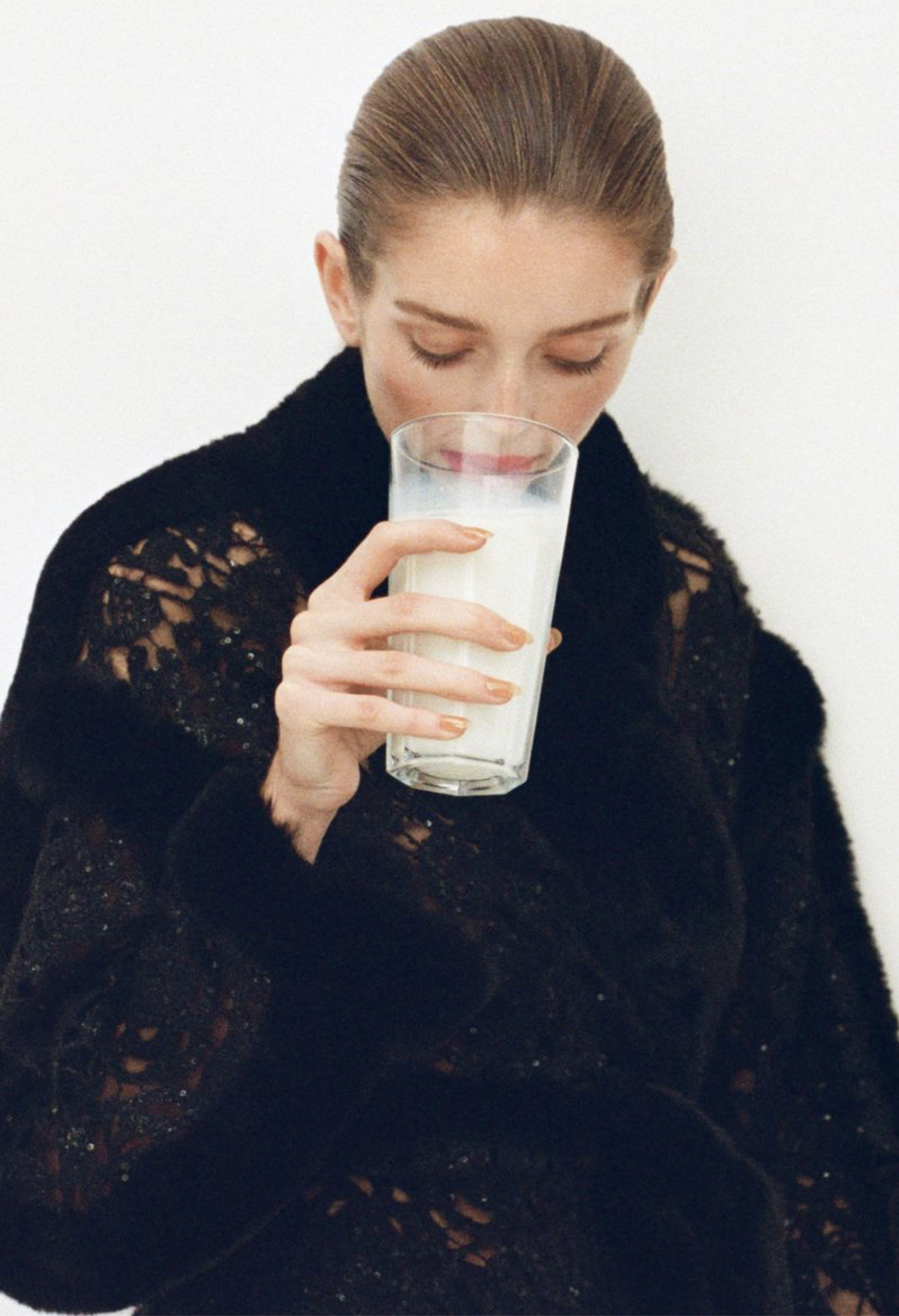 Stella-Hanan-by-Marie-Deteneuille-Harpers-Bazaar-France-December-2025-2.png
