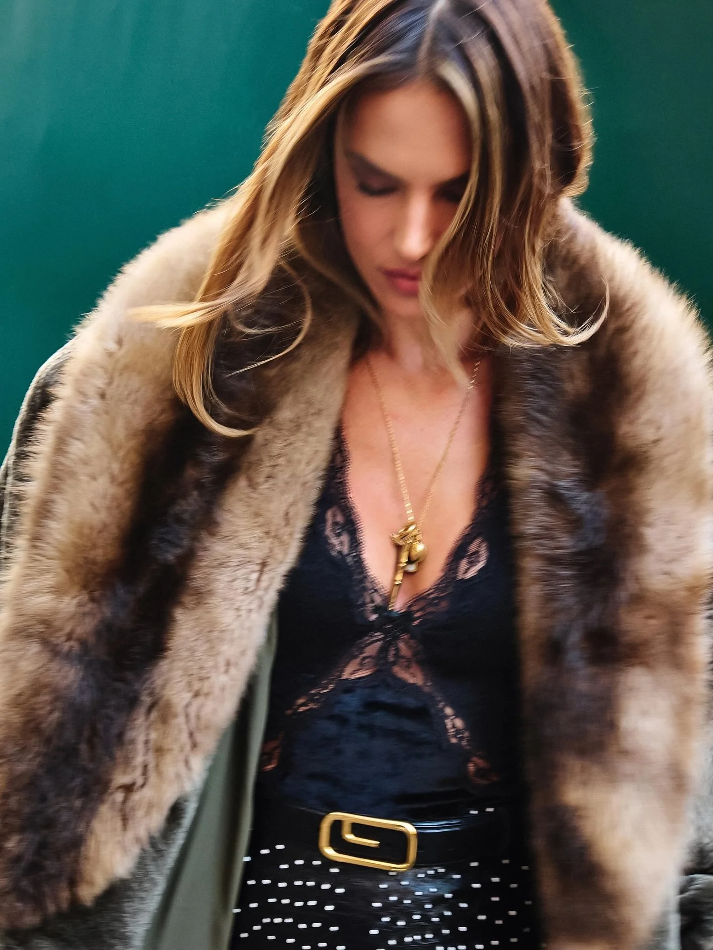 Alessandra-Ambrosio-by-Stewart-Shining-Harpers-Bazaar-Turkey-December-2025-8.jpg