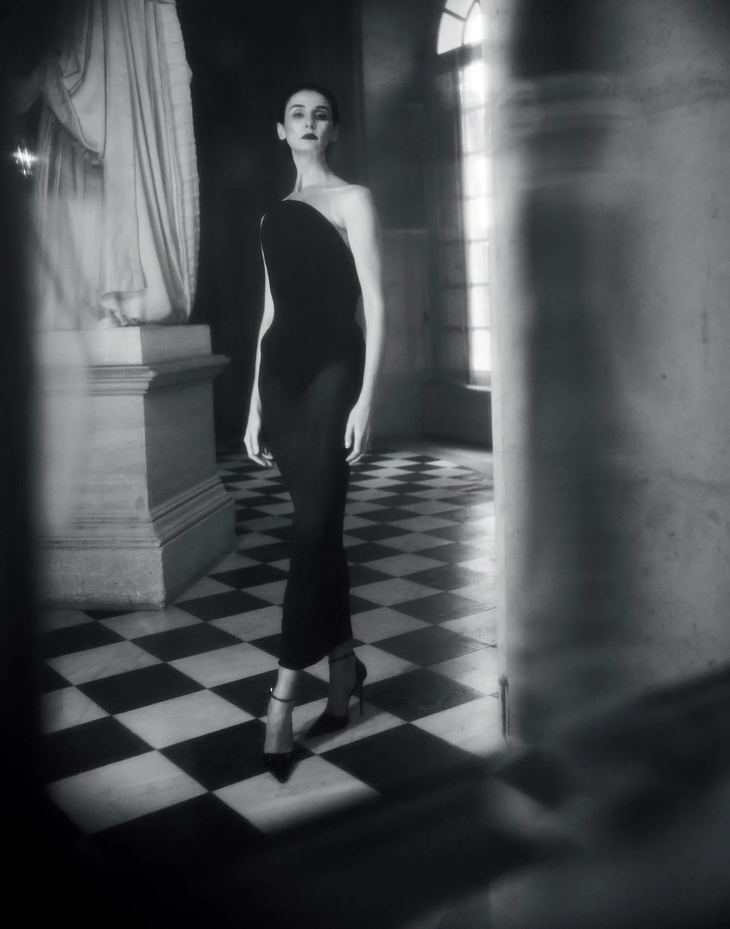 Erin-O-Connor-by-Douglas-Irvine-Vogue-Adria-December-2025-4.jpeg