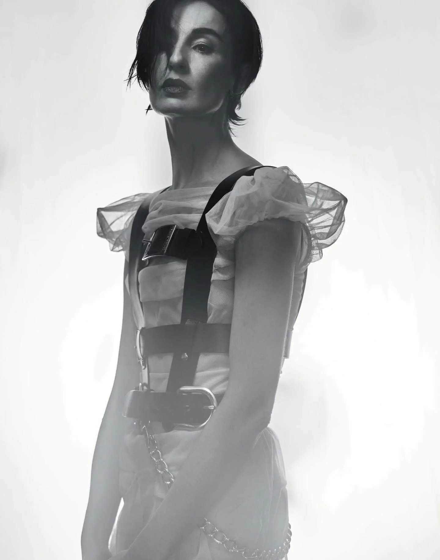 Erin-O-Connor-by-Douglas-Irvine-Vogue-Adria-December-2025-6.jpeg