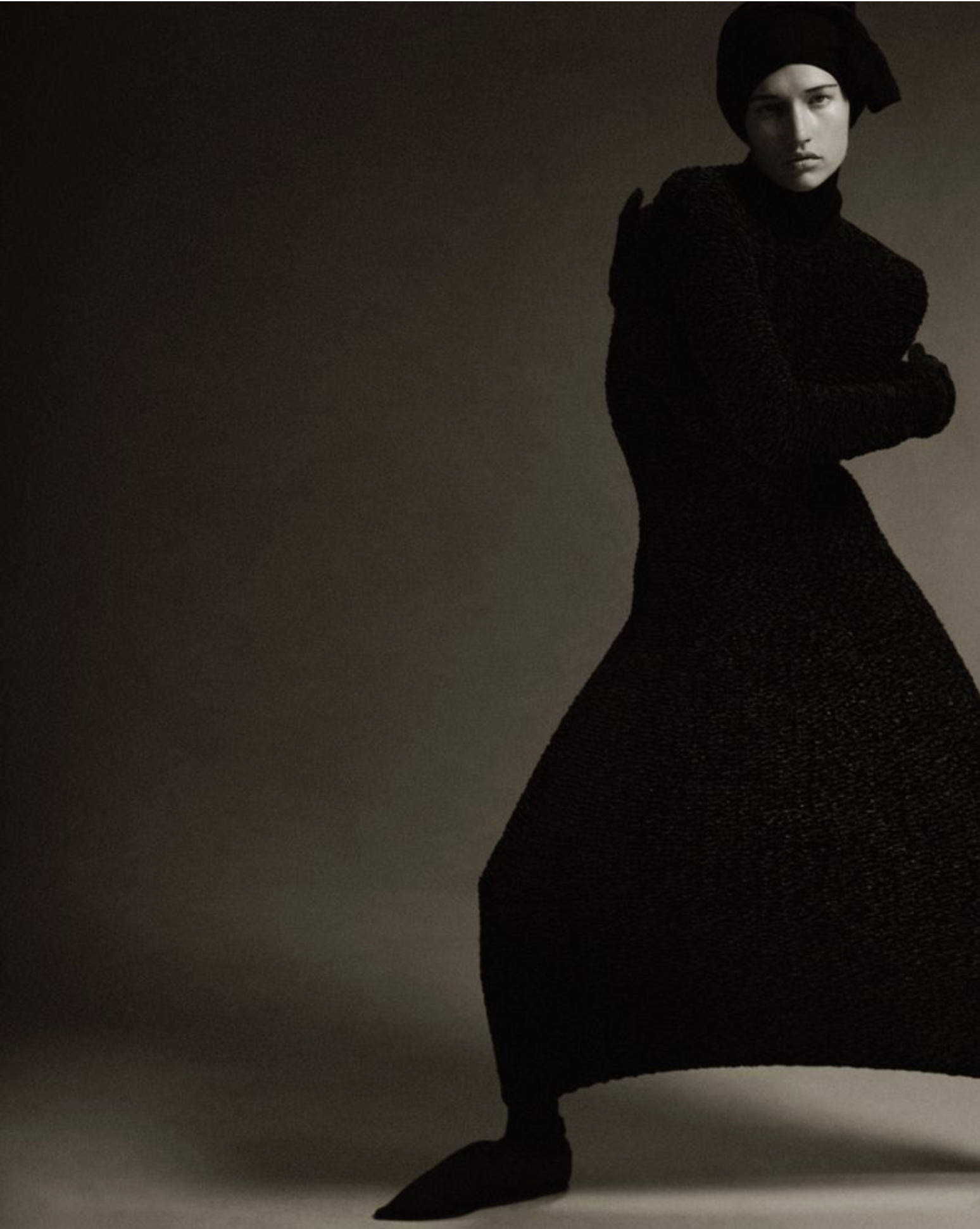 Apolline-Rocco-Fohrer-by-Sonia-Szostak-for Harpers-Bazaar-US-December-2025-34.png