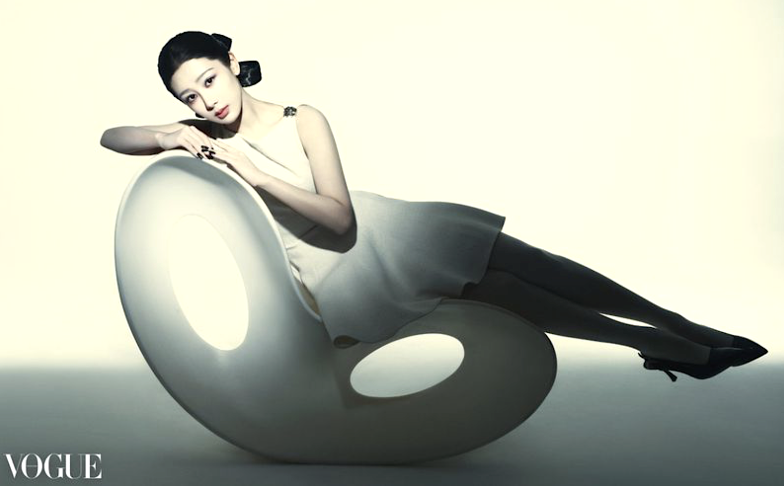 Yang-Zi-by-Leslie-Zhang-Vogue Hong-Kong-January-2026-7.png