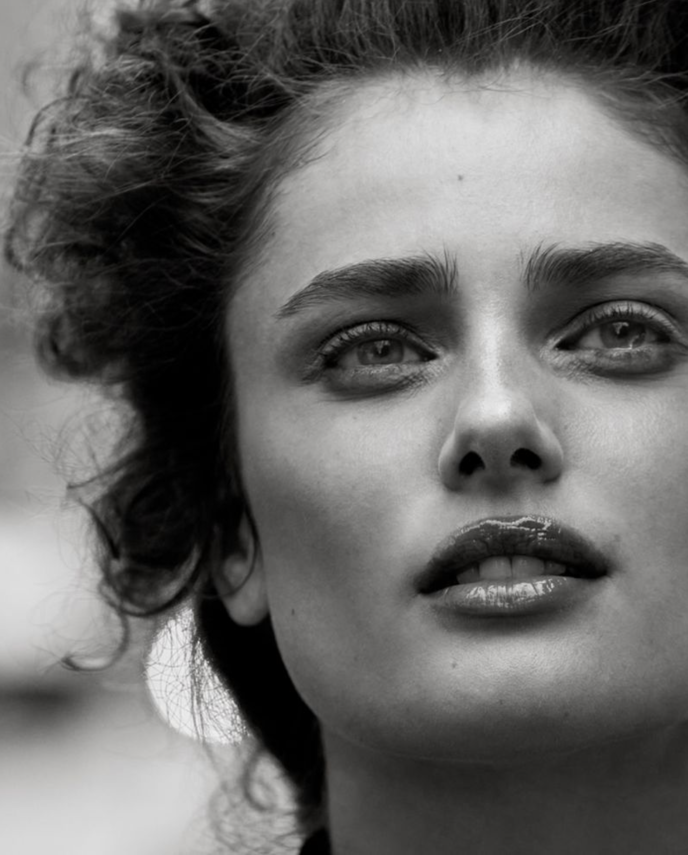 Taylor-Hill-by-Jesus-Isnard-Vogue-Czecg-January-2026-3.png
