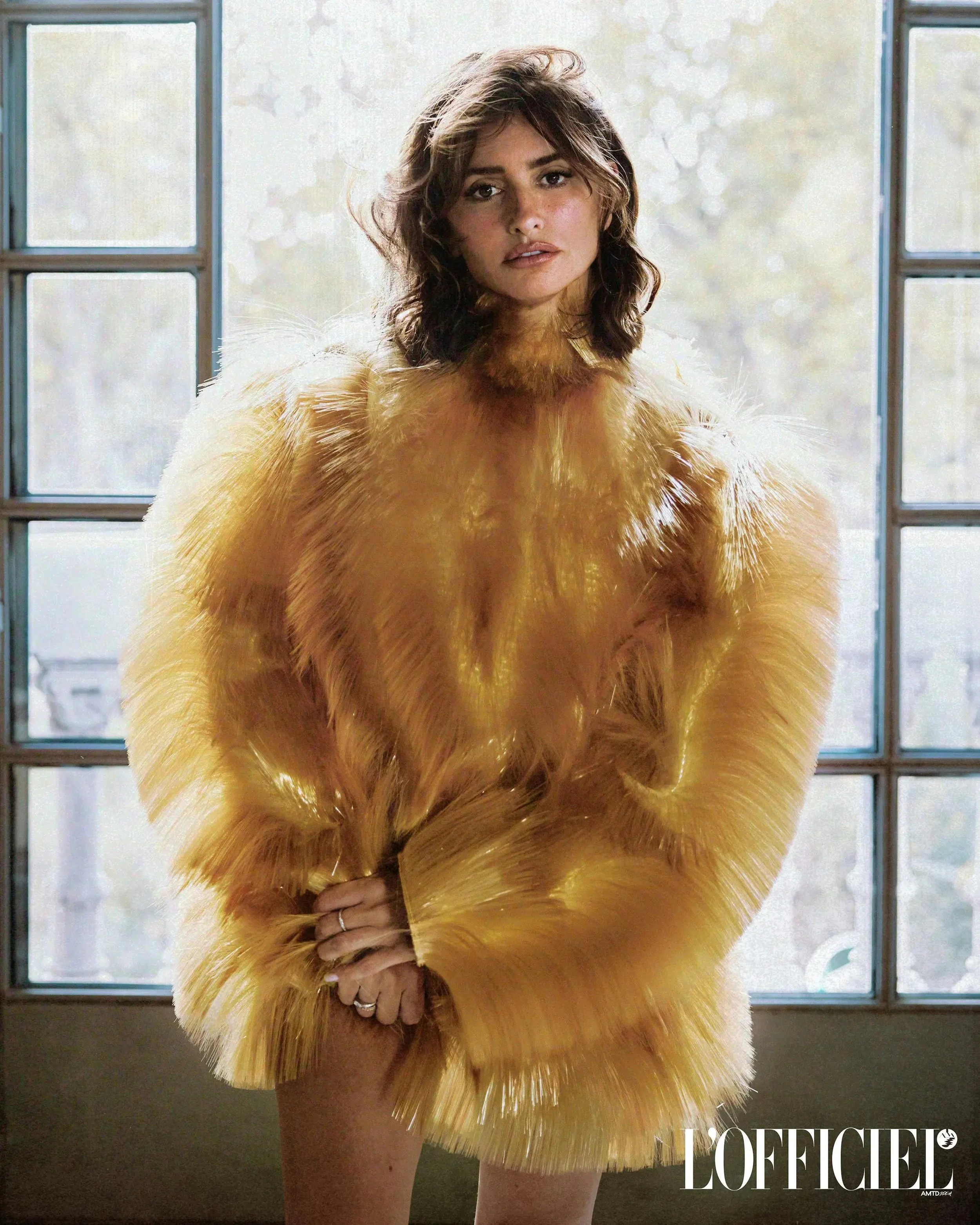 Penelope-Cruz-by-Greg-Swales-LOfficiel-USA-March-2026-19.jpeg