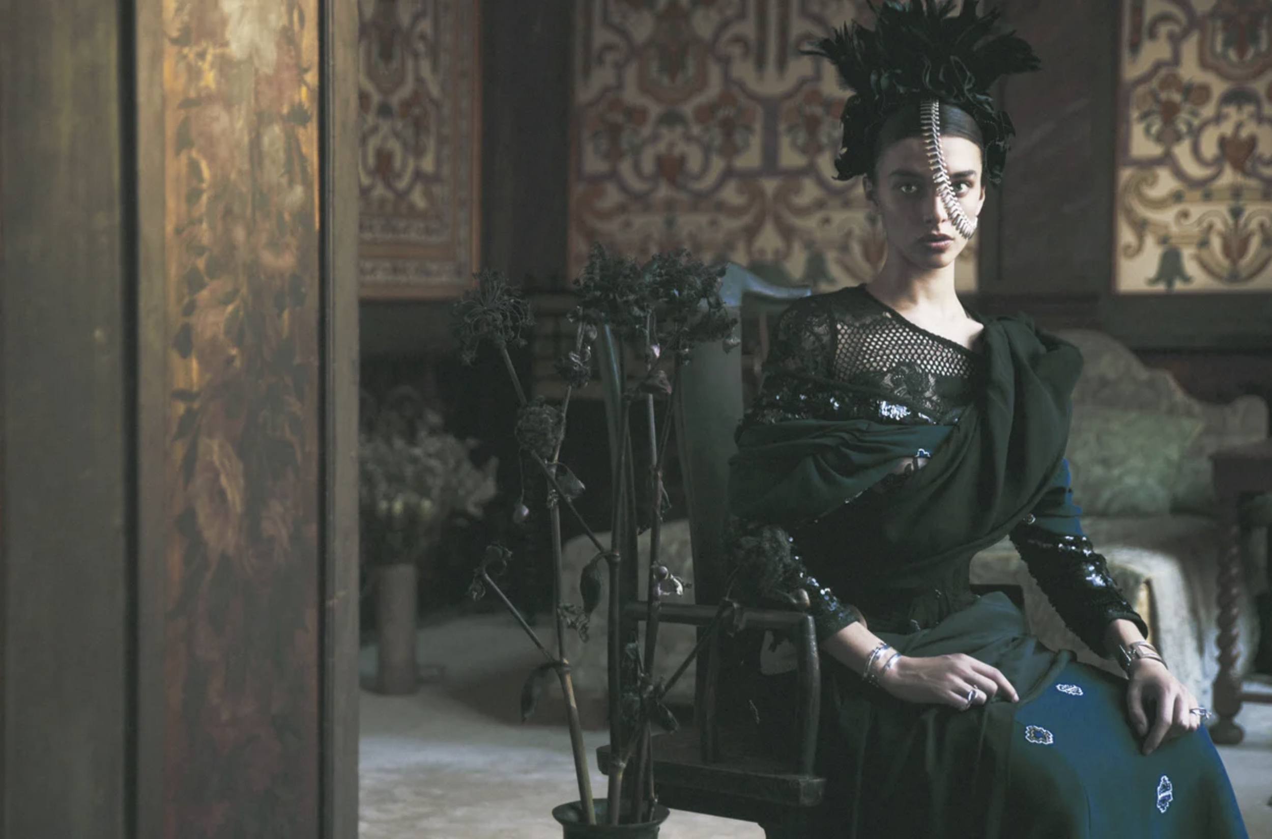 Soldier-Queen-by-Oliver-Stalmans-ELLE-Denmark-October-2014-4.png