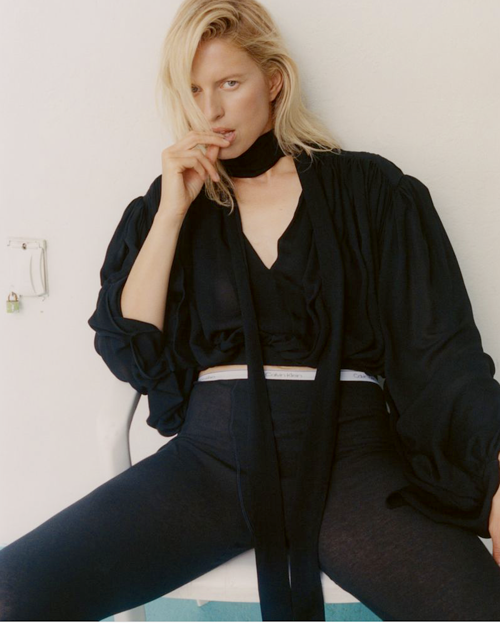 Karolina-Kurkova-by-Simon-Elmalem-Vogue-Czech-May-2016-5.png