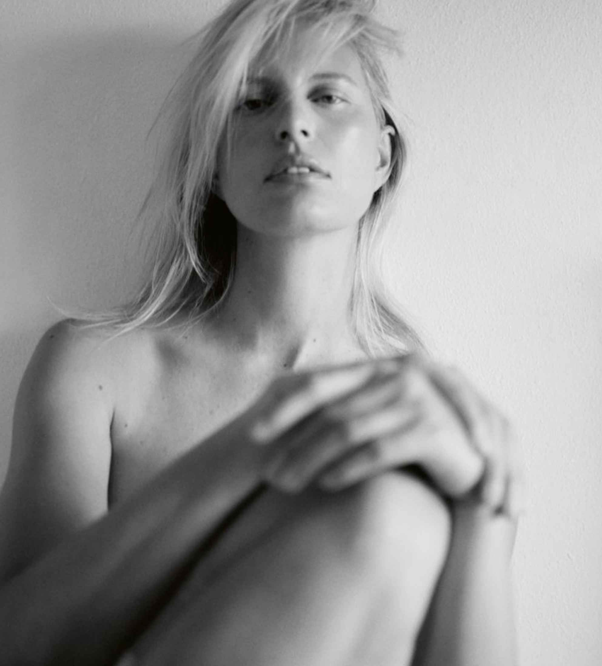 Karolina-Kurkova-by-Simon-Elmalem-Vogue-Czech-May-2016-12.png