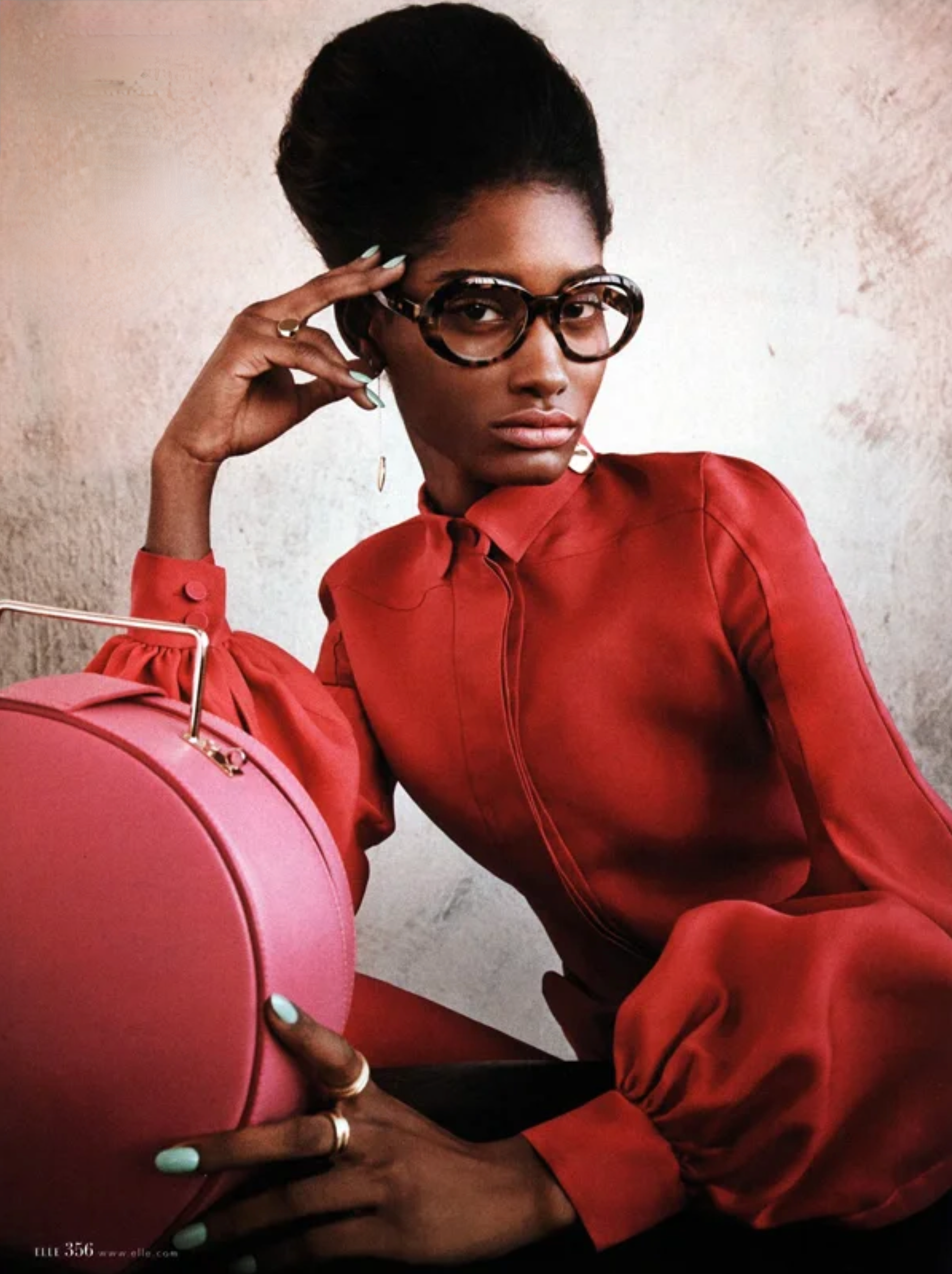 Retro-Fitted-by-Mariano-Vivanco-ELLE-US-April-2013-3.png