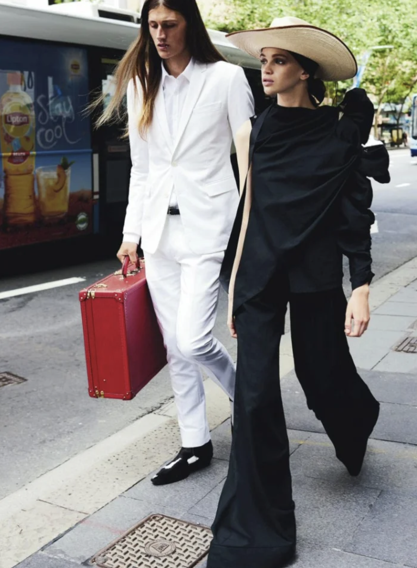 Urban-Outback-Lensed-By-Mario-Testino-Vogue-Australia-April-2016-6.png