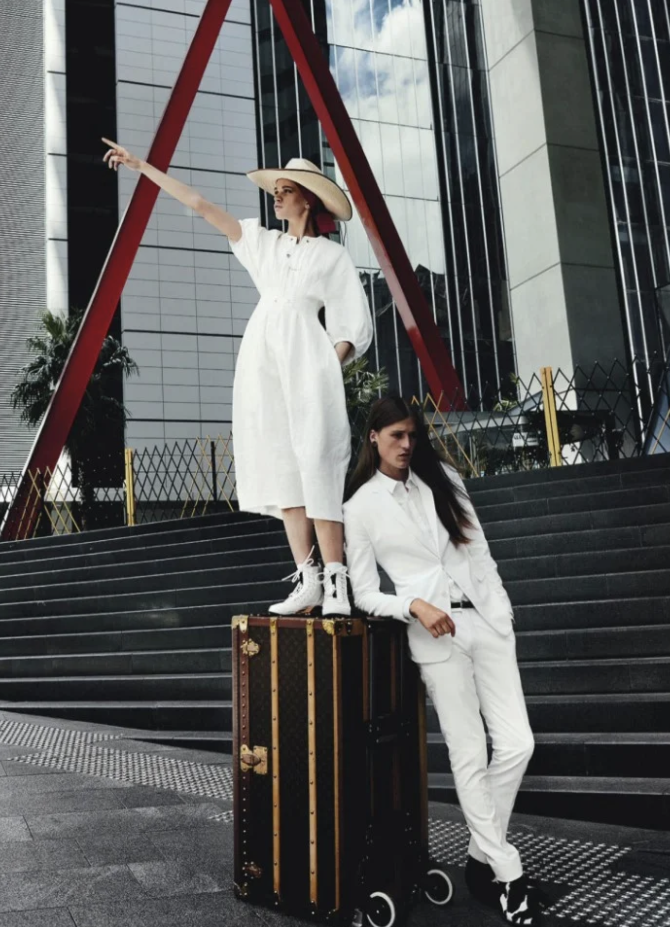 Urban-Outback-Lensed-By-Mario-Testino-Vogue-Australia-April-2016-9.png