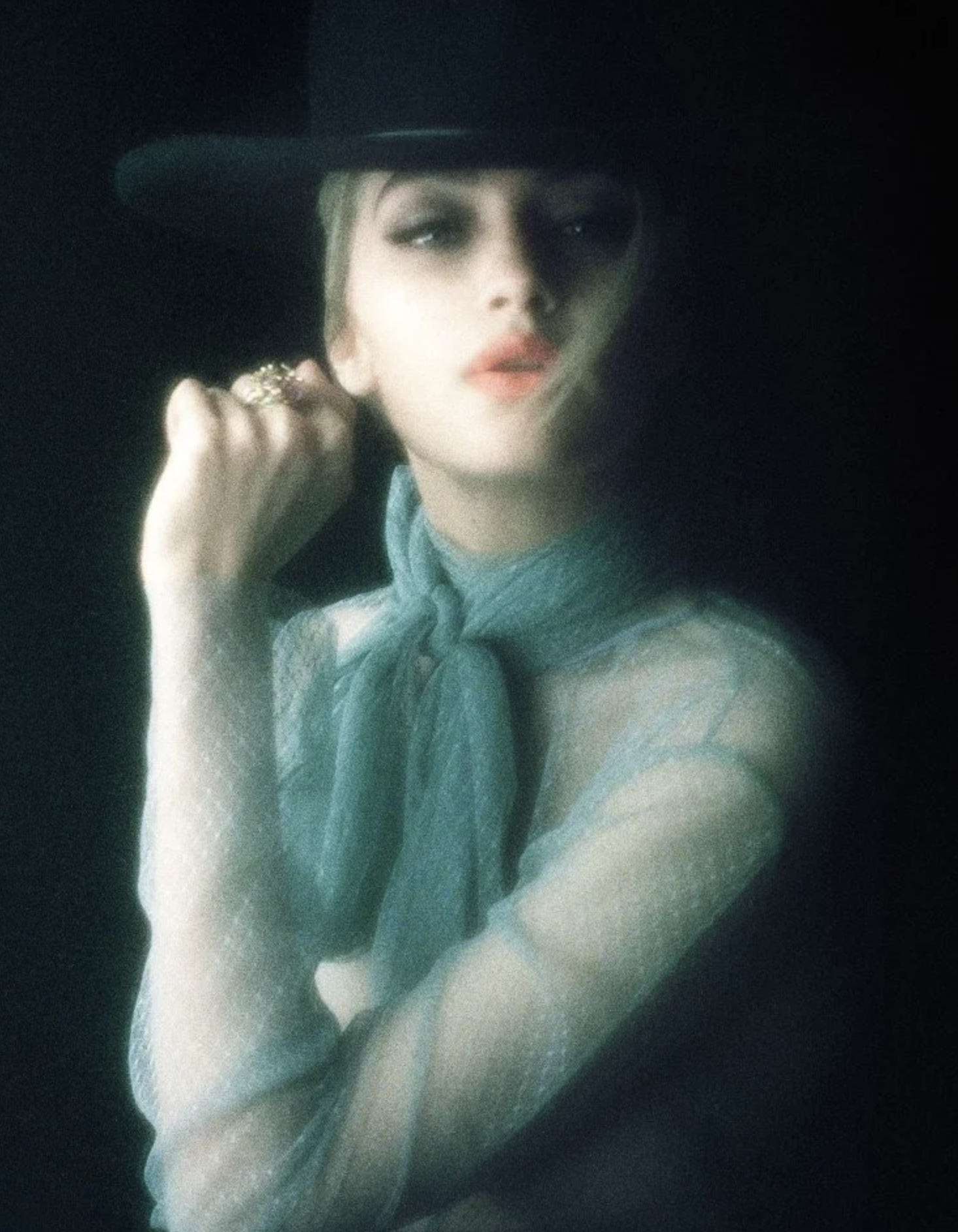 Gigi-Hadid-by-Steven-Meisel-W-Magazine-September-2015-26.png