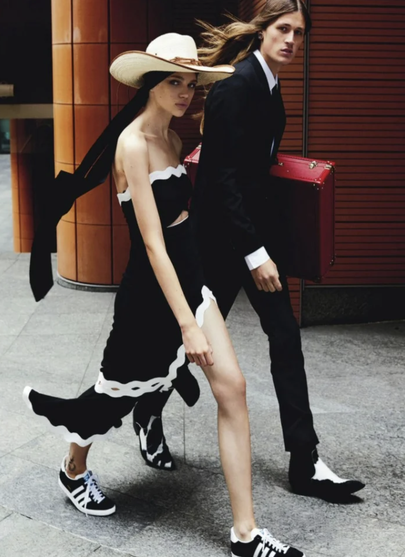 Urban-Outback-Lensed-By-Mario-Testino-Vogue-Australia-April-2016-10.png