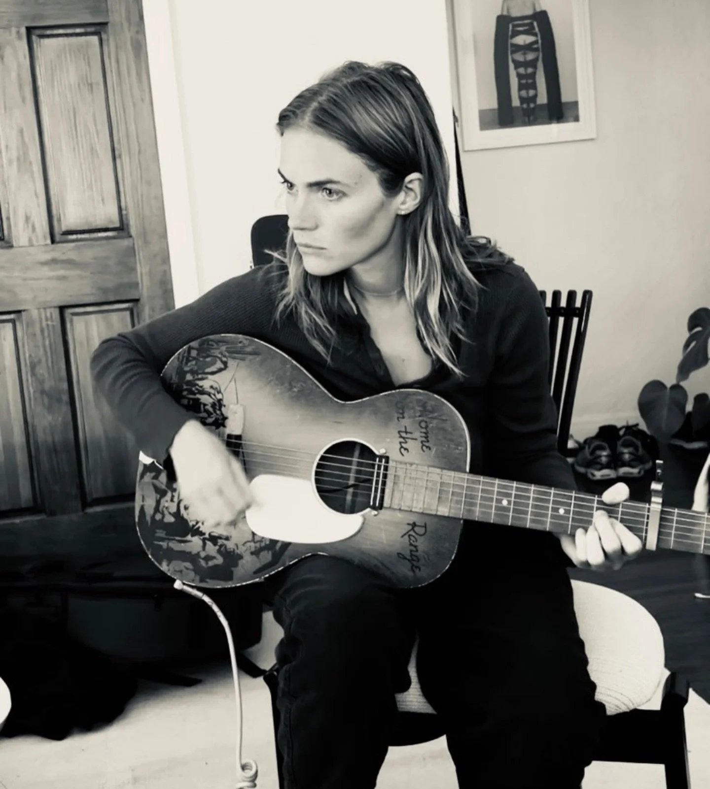 Tonight 6/4 I'm playing a set at @openfolkla at @thehotelcafe !! Show starts at 9pm and none of us know when we're on until right before 🤭 come listen to songwriters in a really intimate setting at one of my favorite venues 🌹 bring treats ?? 😝🤤