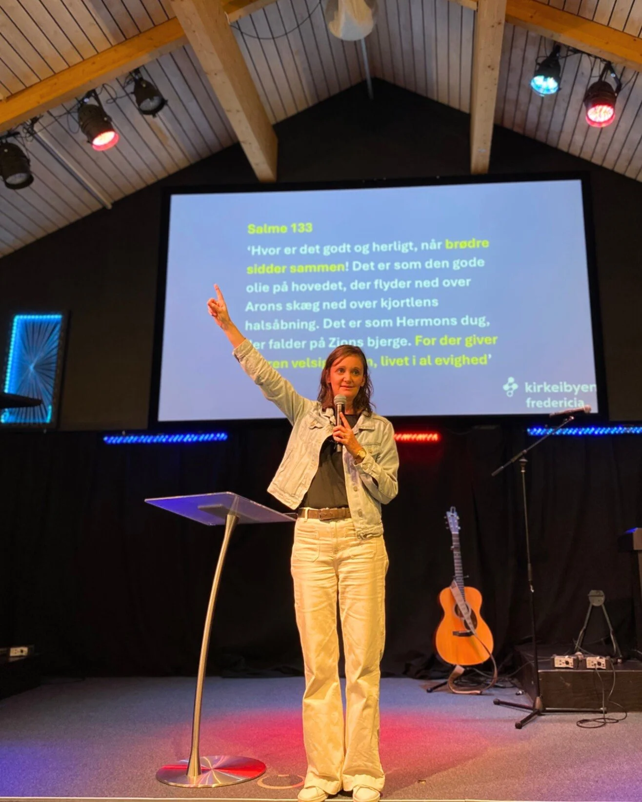 God søndag i kirken med nyt tema. Vi er glade for at bygge et hjem som kirkefamilie. // Great Sunday in church. We love to build a home as church family.