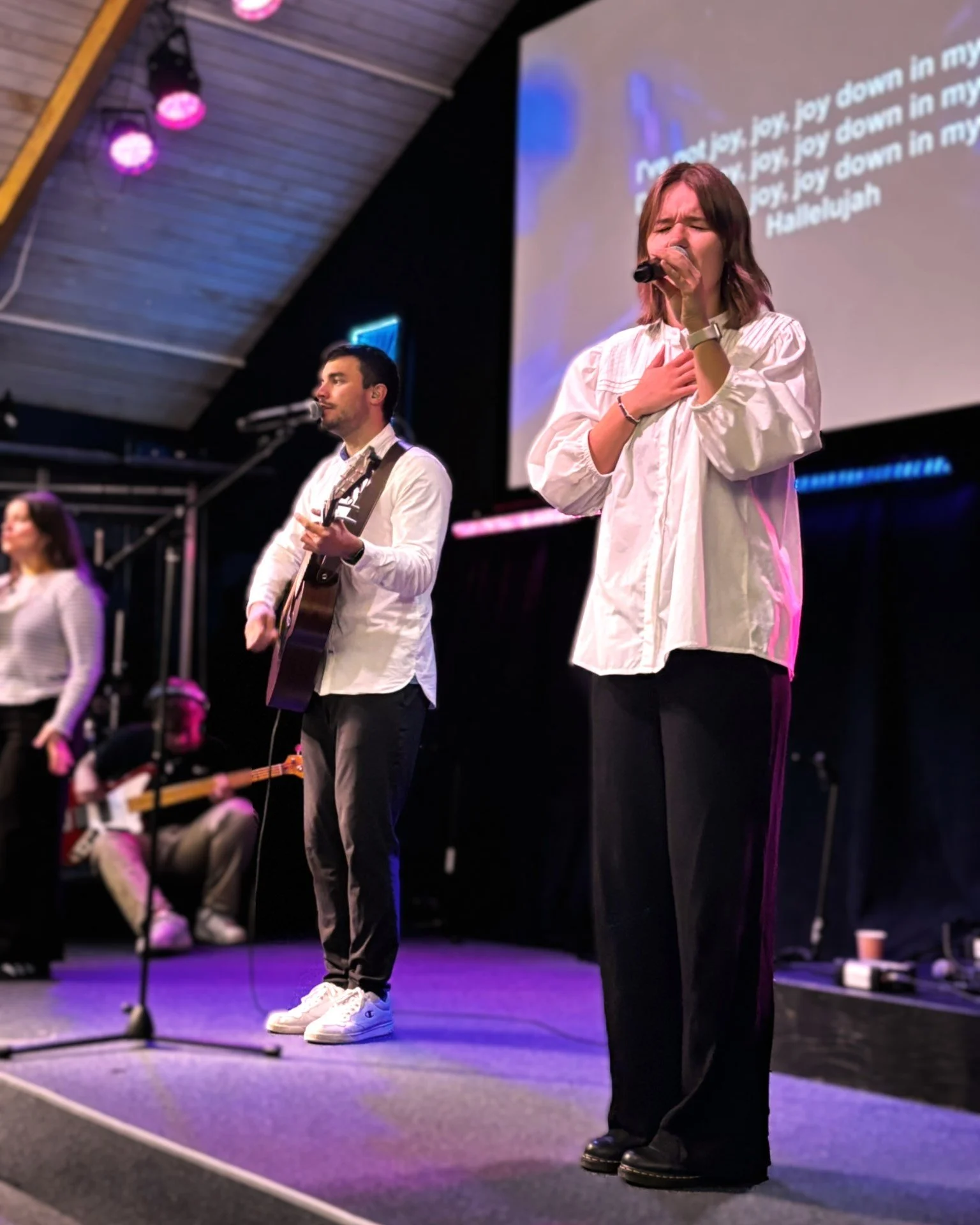 Vi havde en super søndag med stærk lovsang, budskab om vækstkultur fra Stig Hagen og fælles frokost og samvær. Sammen bygger vi hjem. 
We had a great Sunday with powerful worship, a message about growth culture from St