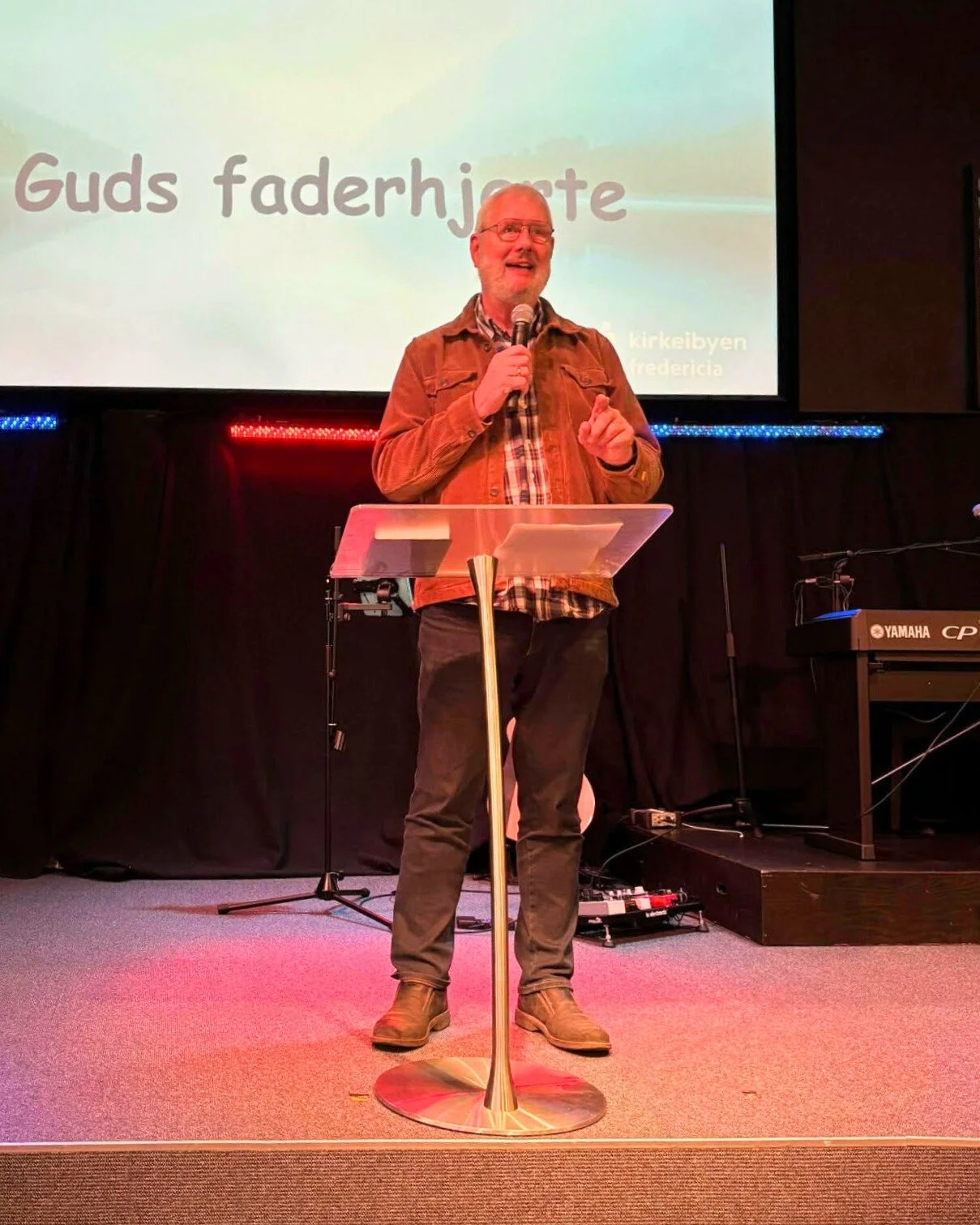 I s&oslash;ndag var kirken fuld af glade mennesker, der lyttede til et st&aelig;rkt budskab om Guds faderhjerte og k&aelig;rlighed for dig og mig. 

On Sunday the church was full of happy people that listened to a message about the fatherheart and lo