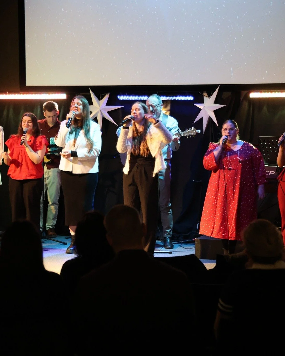 Vi ser med gl&aelig;de tilbage p&aring; en fantastisk jule familiegudstjeneste i s&oslash;ndags. Med smukke julesange, sjove konkurrencer, smagfulde kager og aller vigtigst et budskab om Jesus som verdens frelser. 

We look back at a great Christmas 