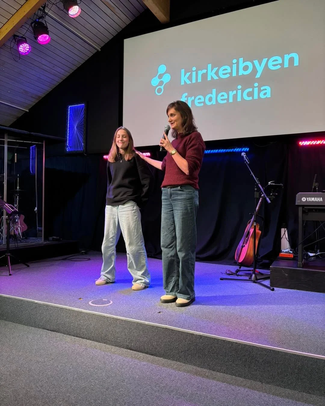 En rigtig god Teamnight med lovsang, f&aelig;llesskab, gode historier fra b&oslash;rnekirken, teens og familienetv&aelig;rk. Vision om hvordan vi sammen bygger hjem i kirken. Fejring af frivillige med l&aelig;kker kage. Vi er taknemmelige for alle, d