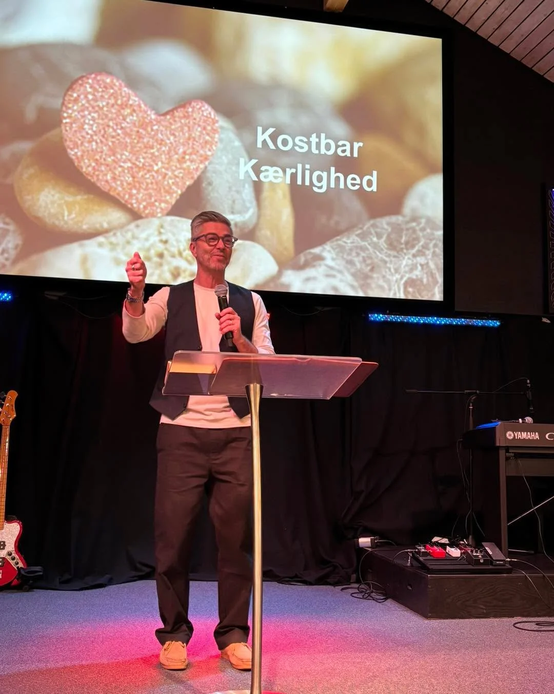 Vi havde en dejlig s&oslash;ndag med Jesper Kure, der talte om kostbar k&aelig;rlighed fra Jesus til dig. Og i aften havde vi undervisning med Samuel Christiansen til KIB f&aelig;llesskabsaften. 

We had a lovely Sunday with Jesper Kure, who spoke ab