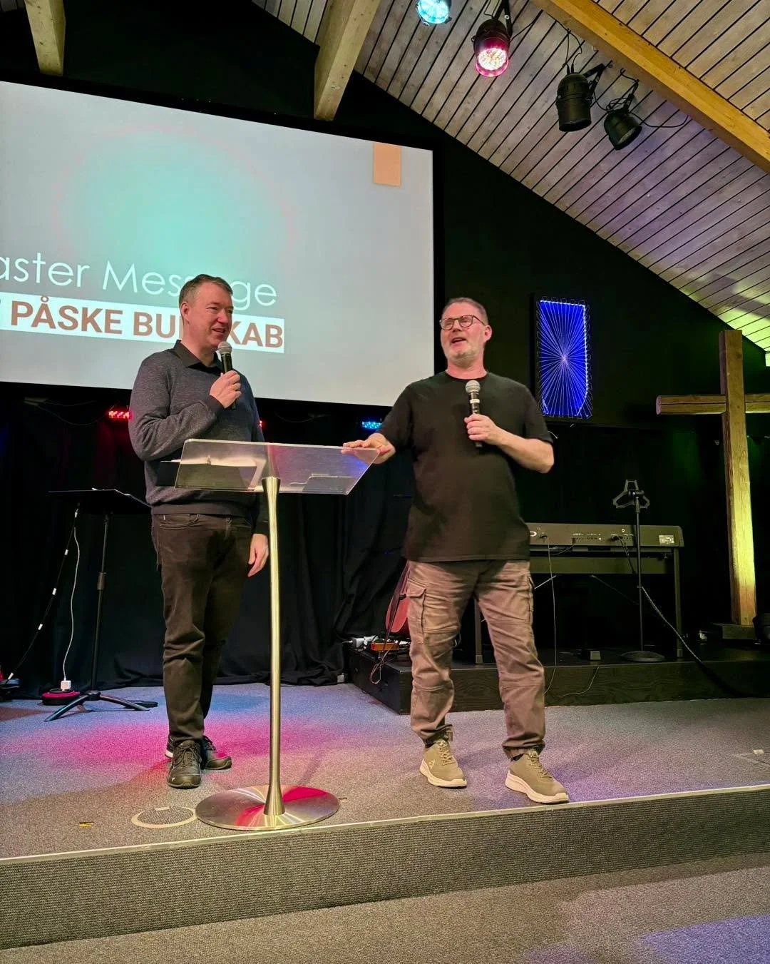 Det er fredag men s&oslash;ndag kommer. P&aring;skebudskabet giver h&aring;b, b&aring;de n&aring;r det er sv&aelig;rt og n&aring;r vi lever i sp&aelig;ndingsfeltet mellem  b&oslash;n og b&oslash;nnesvar. S&oslash;ndag er dagen for opstandelsen og Jes