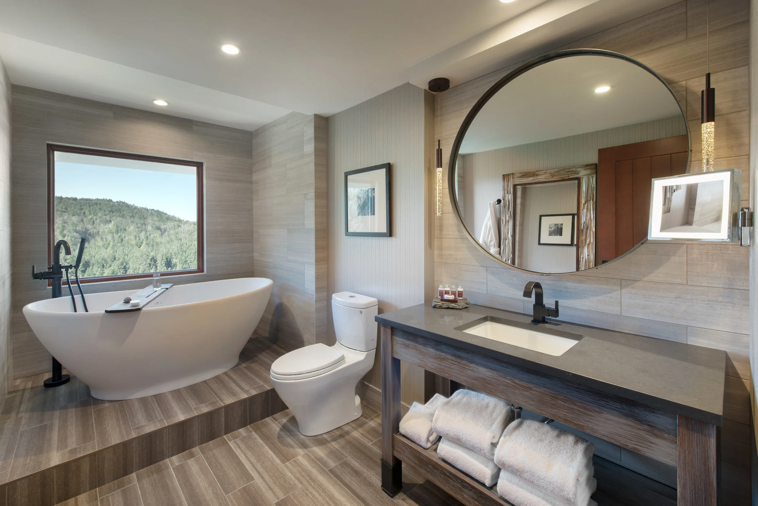 Suite_Bathroom_02.jpg