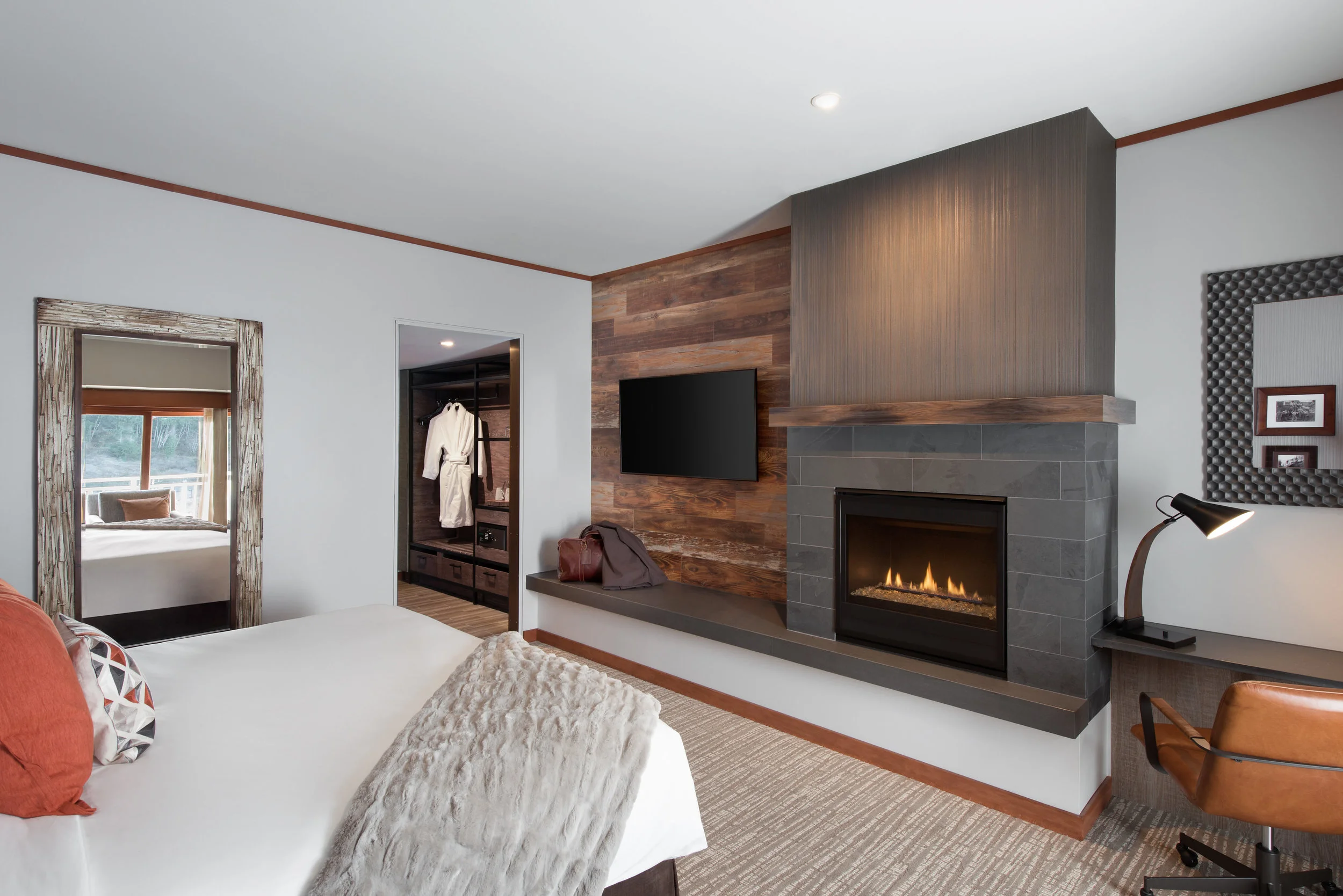 Deluxe_Guestroom_Interior View.jpg