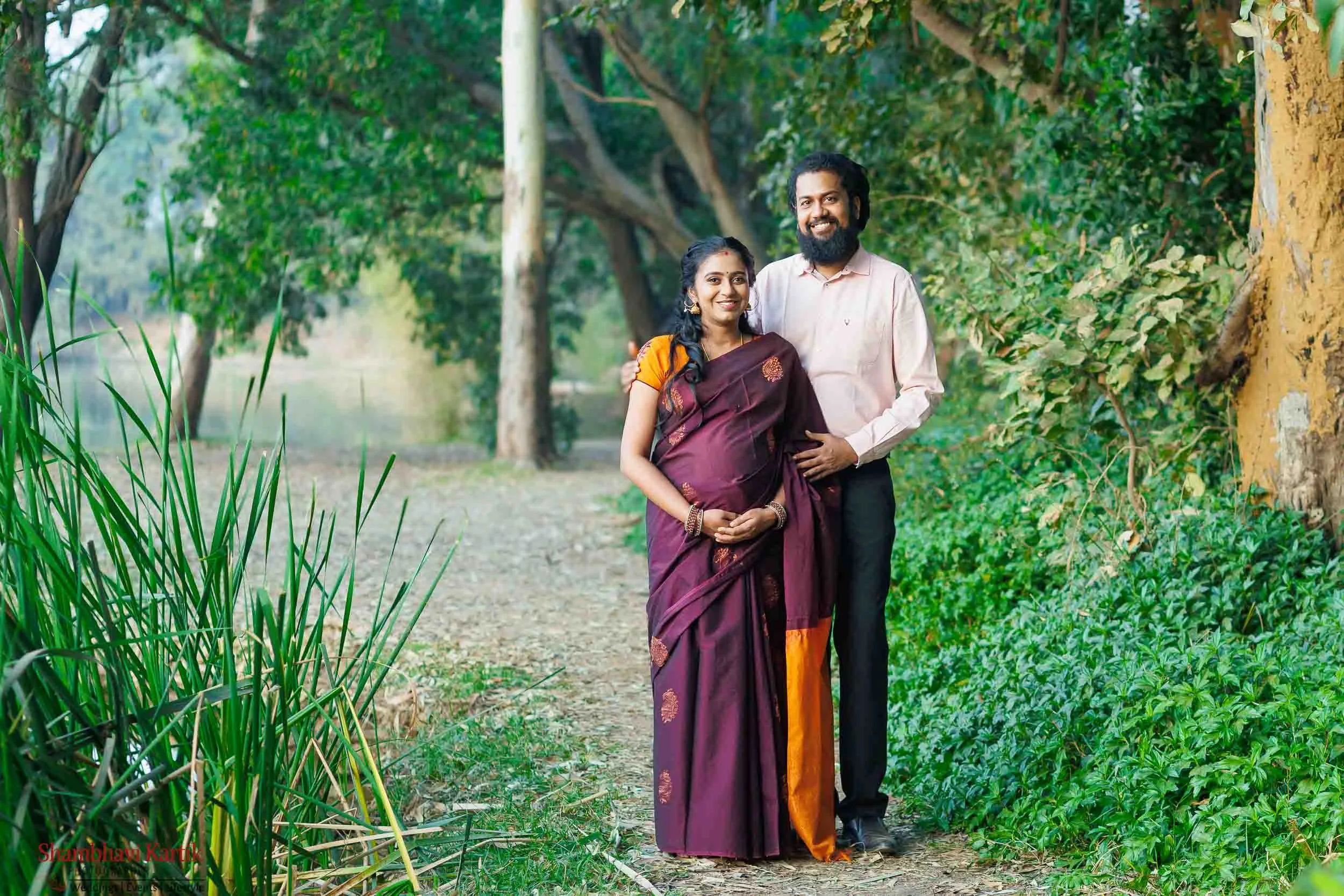 maternity-couple-photoshoot-outdoors-bangalore-lakeside-012.jpg