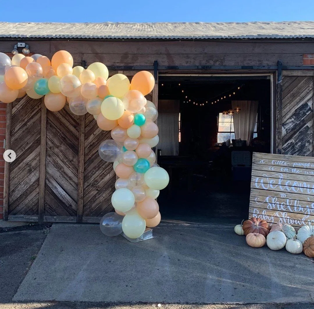 Planning a fall shower? Brick + Laurel perfectly complements warm, festive vibes. 🍂✨⁠
⁠
📸: @ballonitsd⁠
#FallShower #FestiveEvents #WarmAndCozy #EventVenue⁠
#autumn #halloween #winter #plannerlife #plan