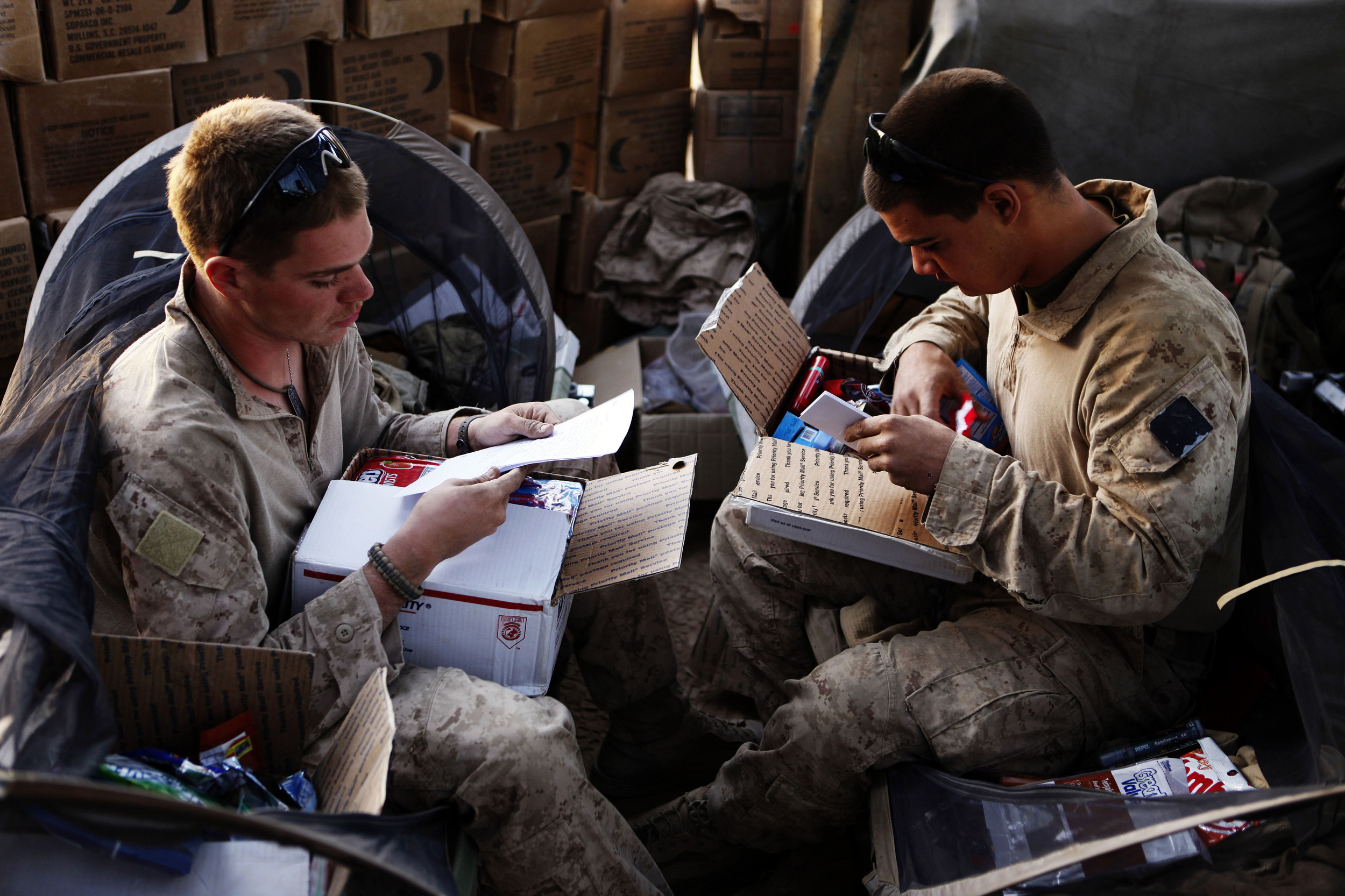 Читает армейская. Военный читает. Письма с Афганистана. Письма солдат из Афганистана. Письма с афганской войны.
