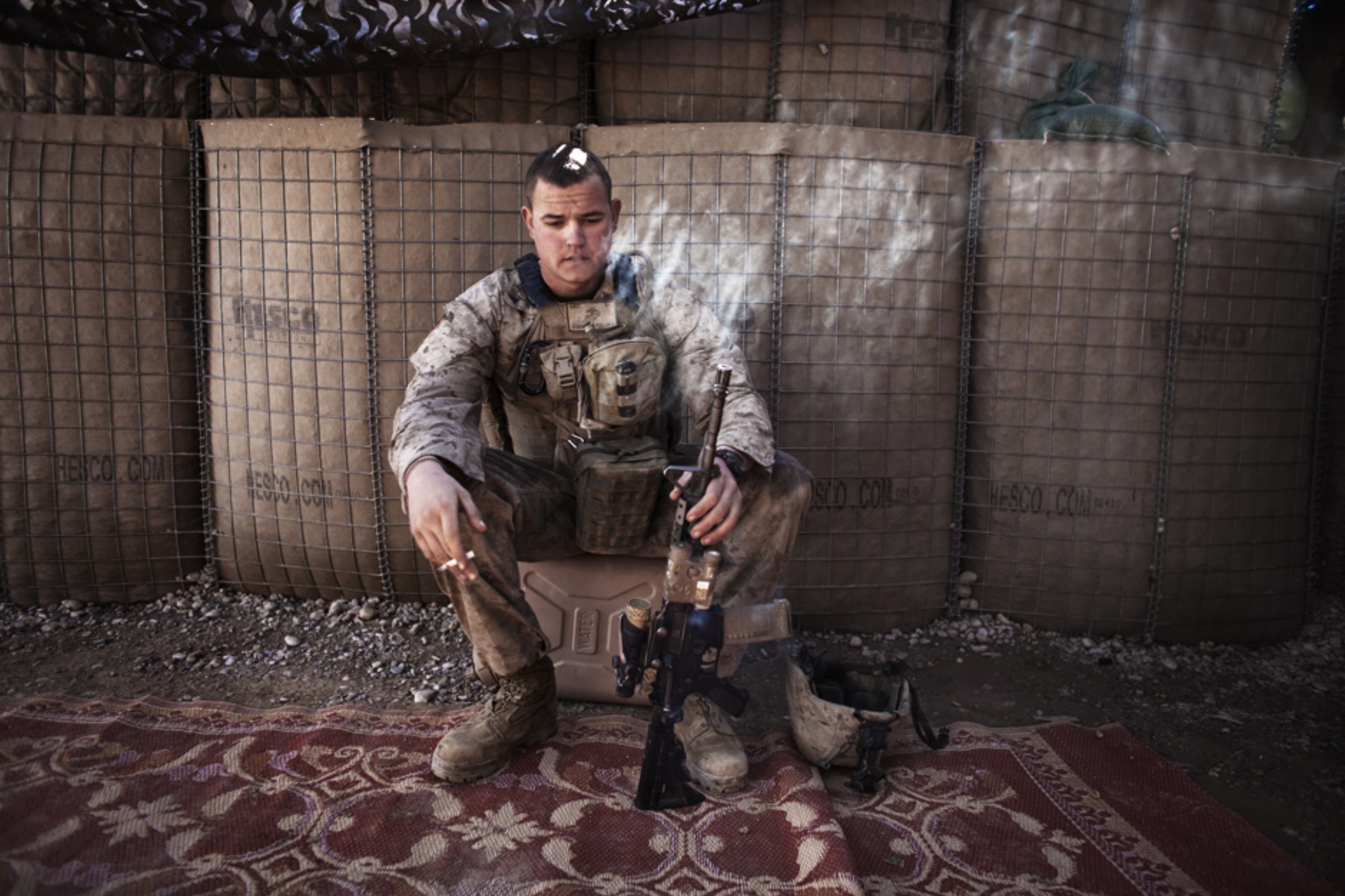 Уставшим от войны. Американский солдат сидит. Солдат сидит. Уставший американский солдат. Военный сидит.