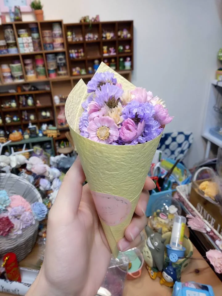 | 甜筒乾燥花 DIY | 介紹乾燥花材、包裝紙材、等等花藝知識。 學習抓花和花面排列與包裝的技巧, 讓大人小孩皆能包出美美的甜筒花。 時間 | All time (10~15min) 地點 | 噗囉麻手創窩 攤位