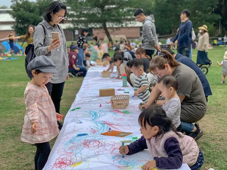 | 大地塗鴉 | 白紙、綠地、彩繪用具, 免費提供大小朋友, 在草地上盡情的畫畫、隨手塗鴉。 活動時間|10:00~17:00 免費參與|歡迎大家一起免費玩、一起愛惜用具