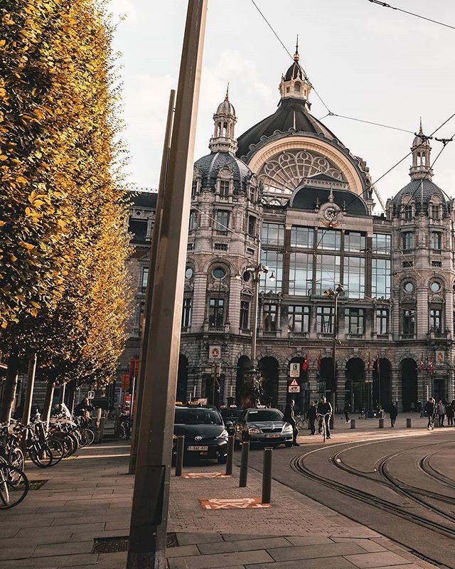 Swipe to see why this is one of the most beautiful train stations in the world 😍👍
.
.
.
#antwerp #travelbelgium #travel #travelgram #abmtravelbug #wanderlust #trainstation #passionpassport #igtravel #travelawesome #darlingescapes #architecturephoto