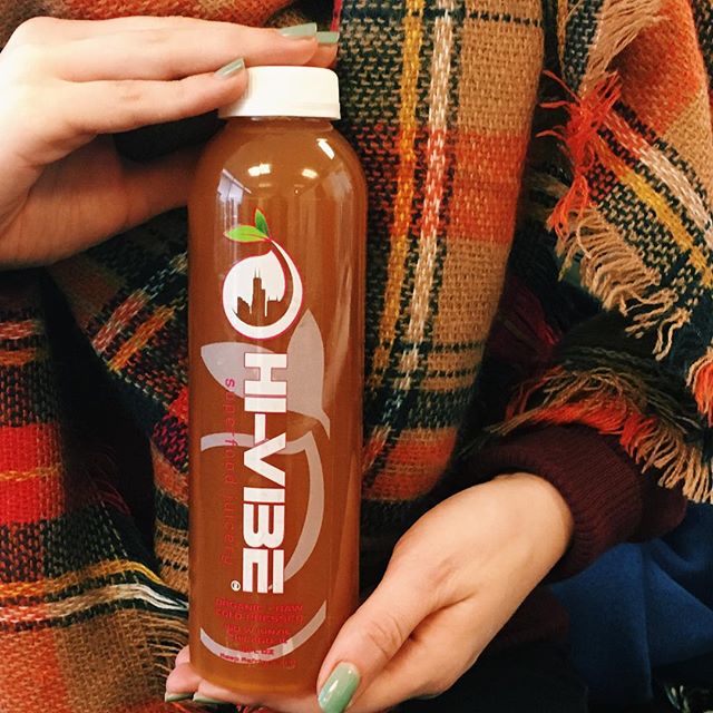 Things I love about fall: fall food events with all my favorites, scarves, sweaters, @hivibechi organic apple beverages at fall food events that match my scarves and sweaters. 🍁🍎🍂