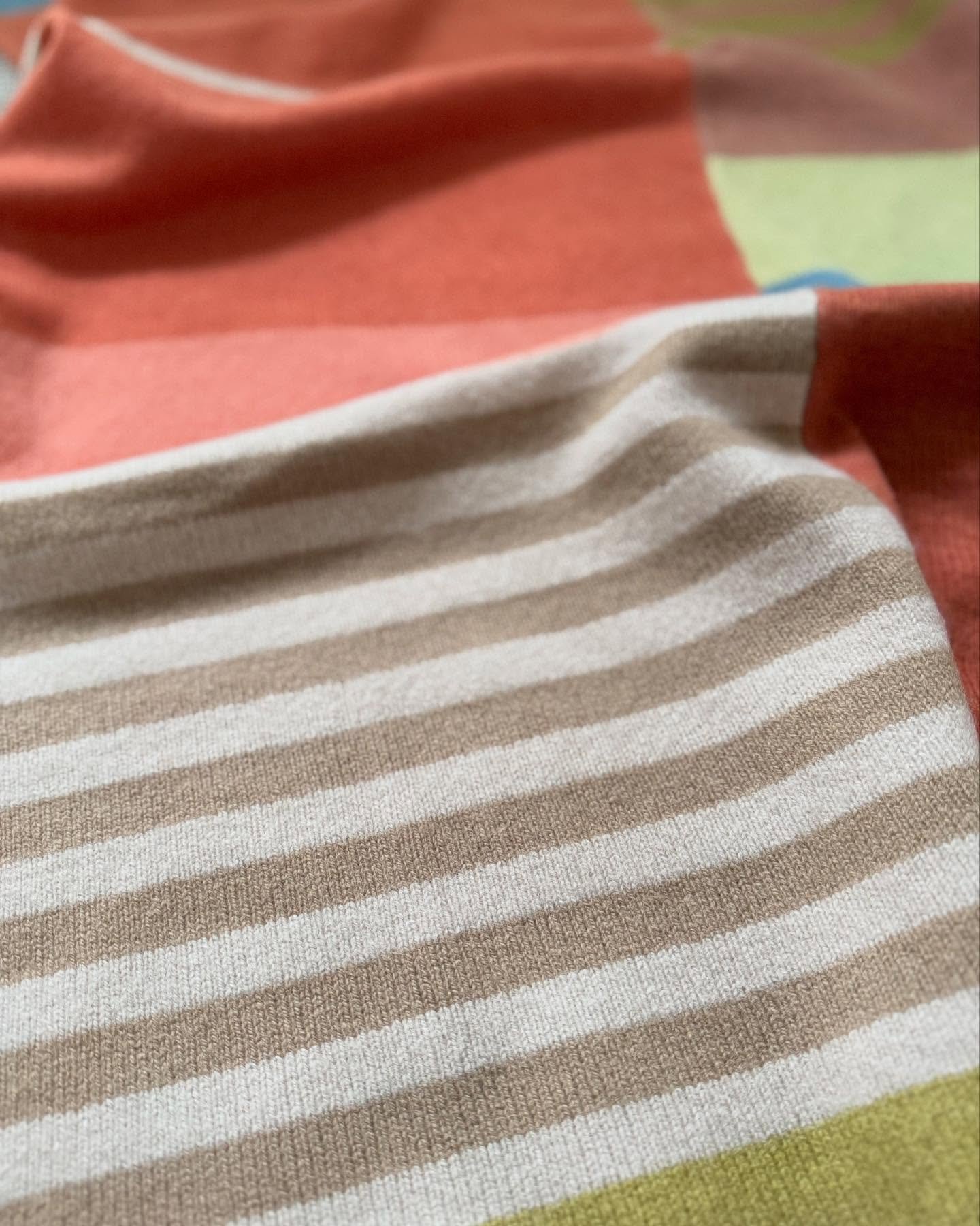 Madder, indigo, common reed, dyers alkanet, weld, cutch and buckthorn bark were all the plant dyes used to create the colourblocks and stripes here - plus a lot of woman hours 😉

#naturallydyedyarns #machineknitting #colourandmachineknitting #colour