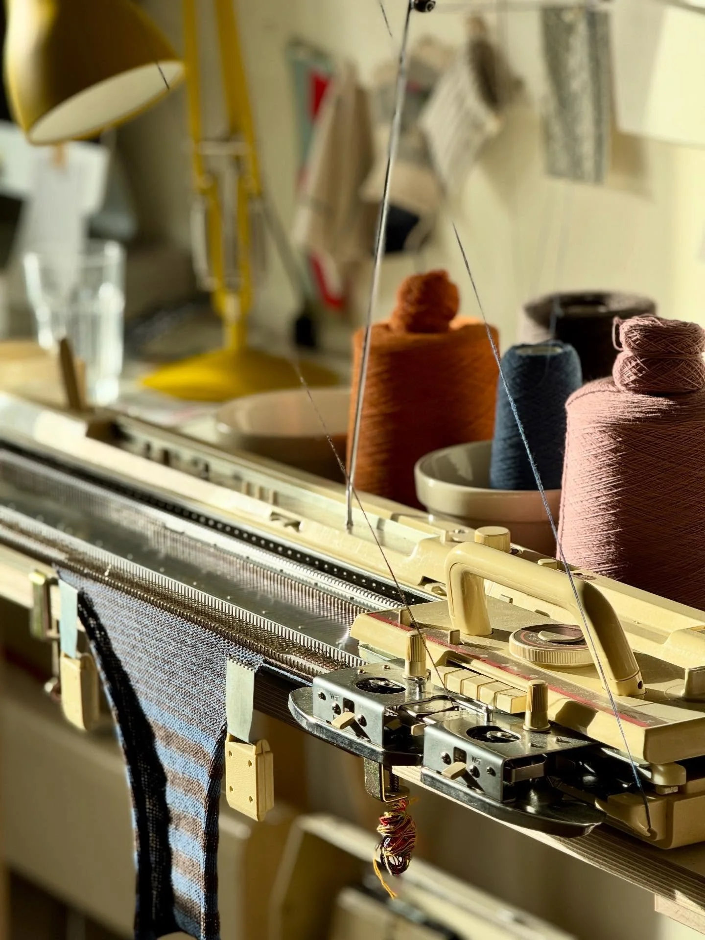 Finishing the last of the Christmas orders in the sunshine. ☀️🌞☀️

#machineknitting #colourfulstripes #machineknittingwithcolour #workingwithcolour
