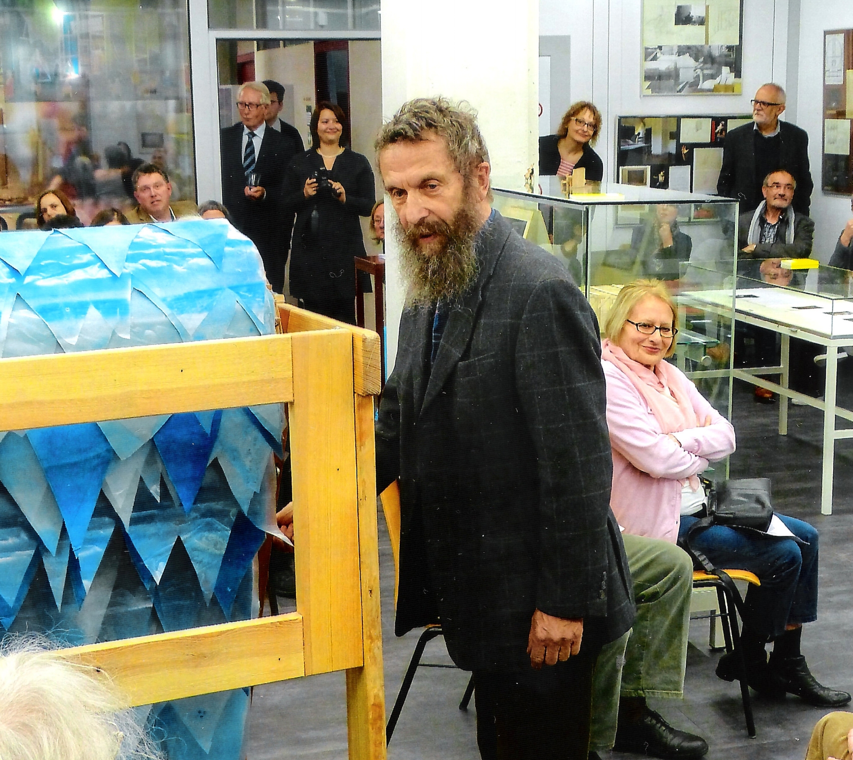  Ausstellungseröffnung in der Universitätsbibliothek Gießen. Gero Troike präsentiert einen barockisierenden Wasserfall aus der Szene „Anmutige Gegend“ (Foto: Dr. Jörg Brückler) 