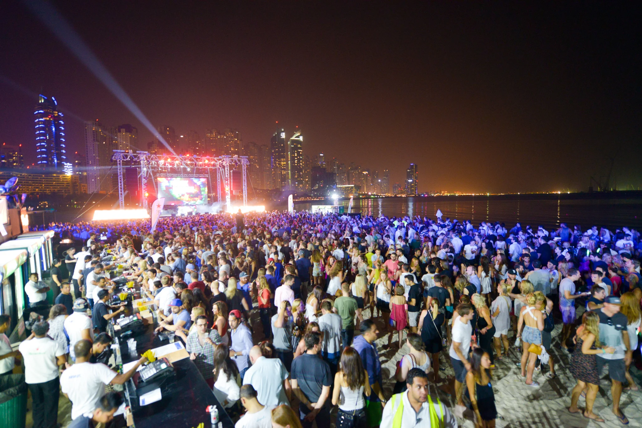 DXBEACH-CROWD-2.jpg