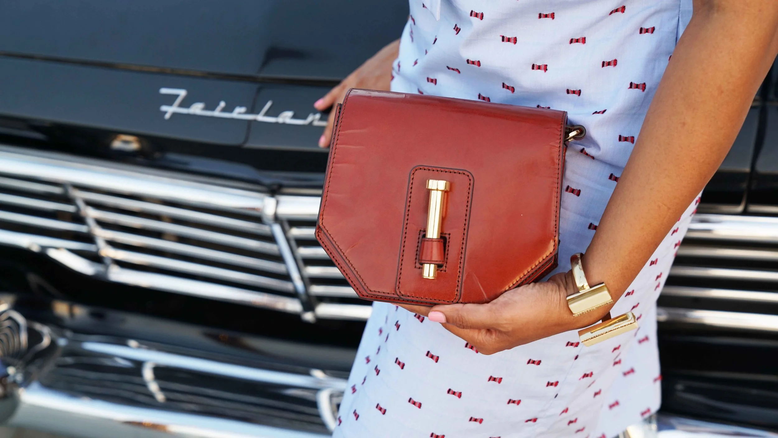 coordinate a variety of mix-and-match options AND add a touch of metal. This banana republic flap cross body with gold metal details go hand in hand with the gold bracelet adding a touch of elegance to a casual outfit.