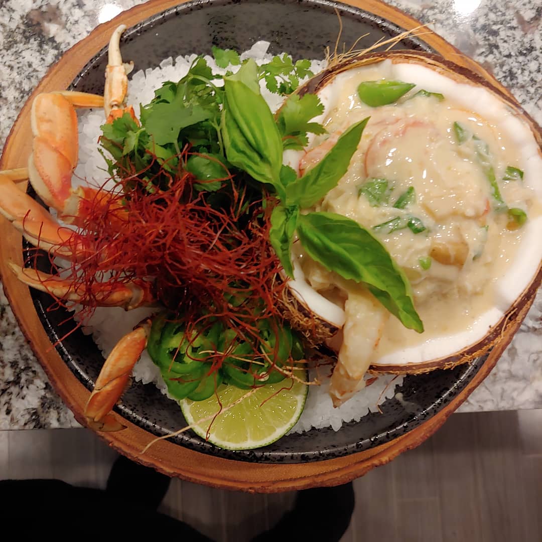 THAI STYLE GREEN CURRY SEAFOOD Dungeness Crab, Lobster Tail, Cherry Tomato, Sugar Snap peas, Potato
