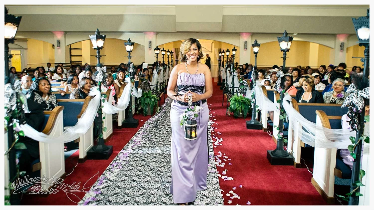 Without the use of multiple off-camera flashes, the beautiful NOLA-inspired details of this aisle would have been lost in shadow...