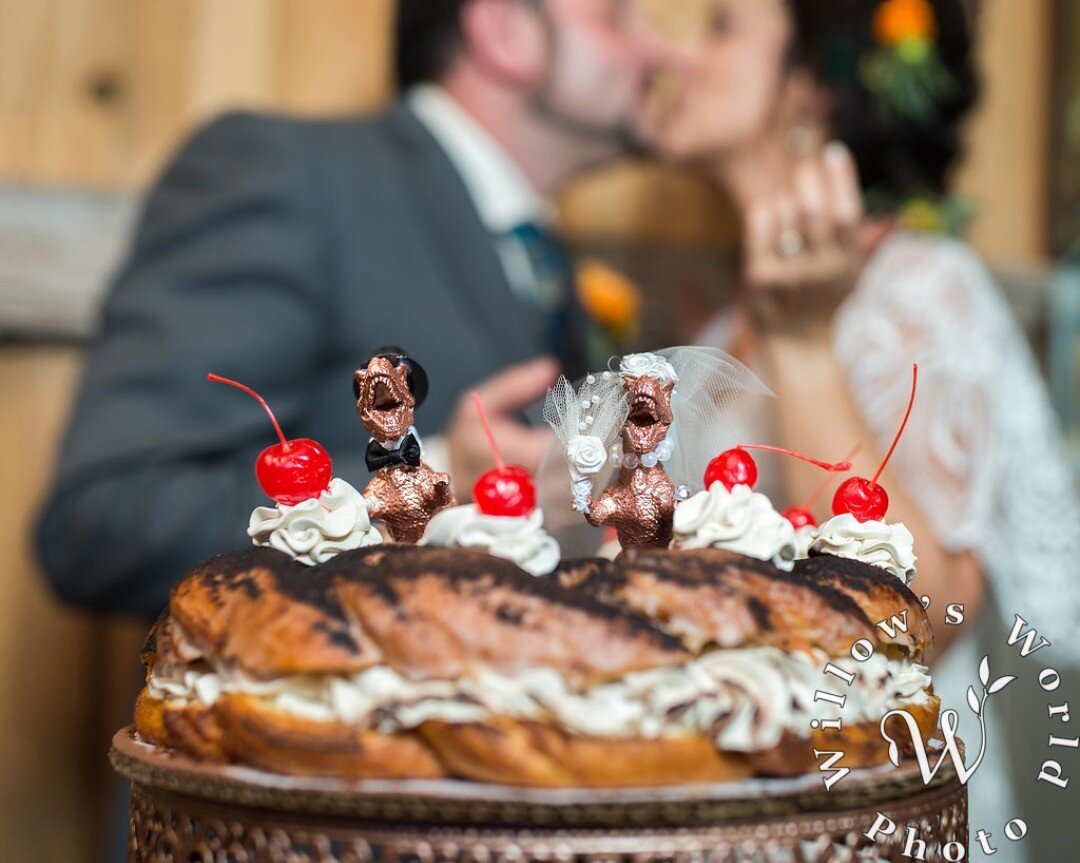 So, my number one #newyearsresolution is to share way, WAY more of amazing moments that I have been lucky enough to capture over the last decade.  Starting off in style with this amazing #trex #KingCake #GroomsCake - and the equally sweet kiss taking