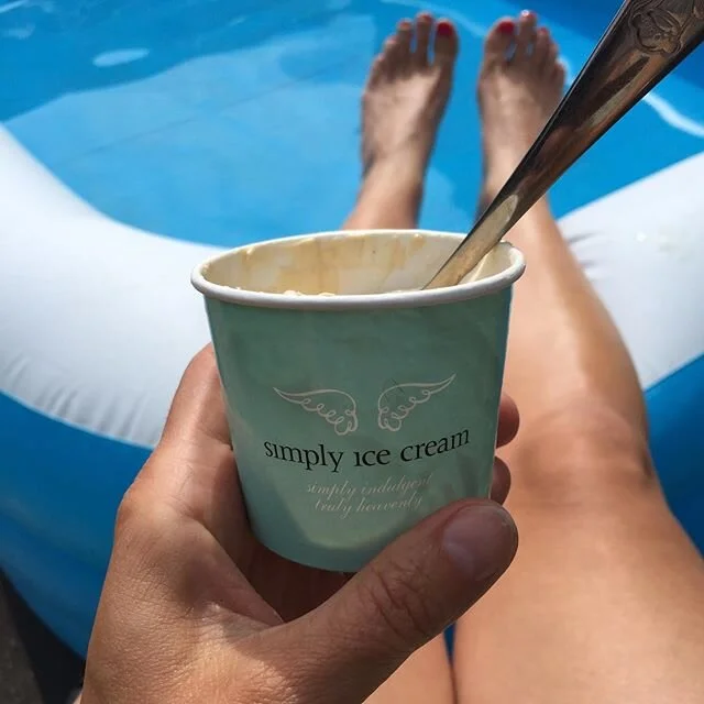 Loving this amazing local ice cream brand @simplyicecreamkent that we&rsquo;ve discovered in the garden centre down the road. The smalls love the mint choc chip, I just had the coffee &amp; Kentish cob nut &amp; we treated @anywherejhy to an afternoo