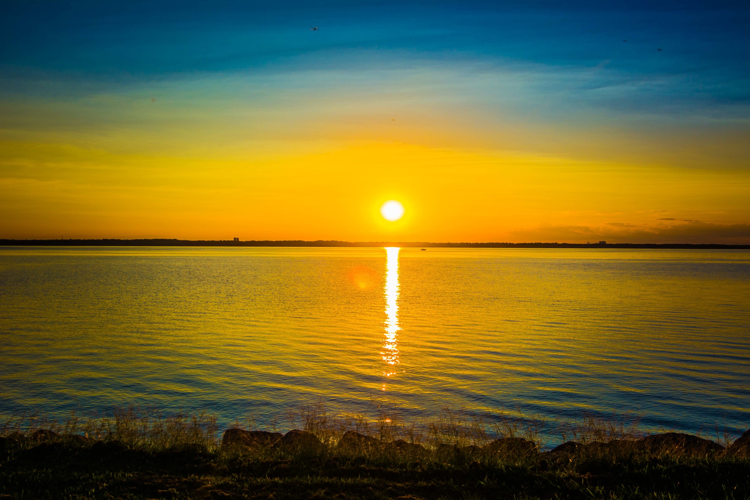 Not nice and simple. heavily saturated unrealistic colors, vignette doesn't make sense, improper exposure throughout. 