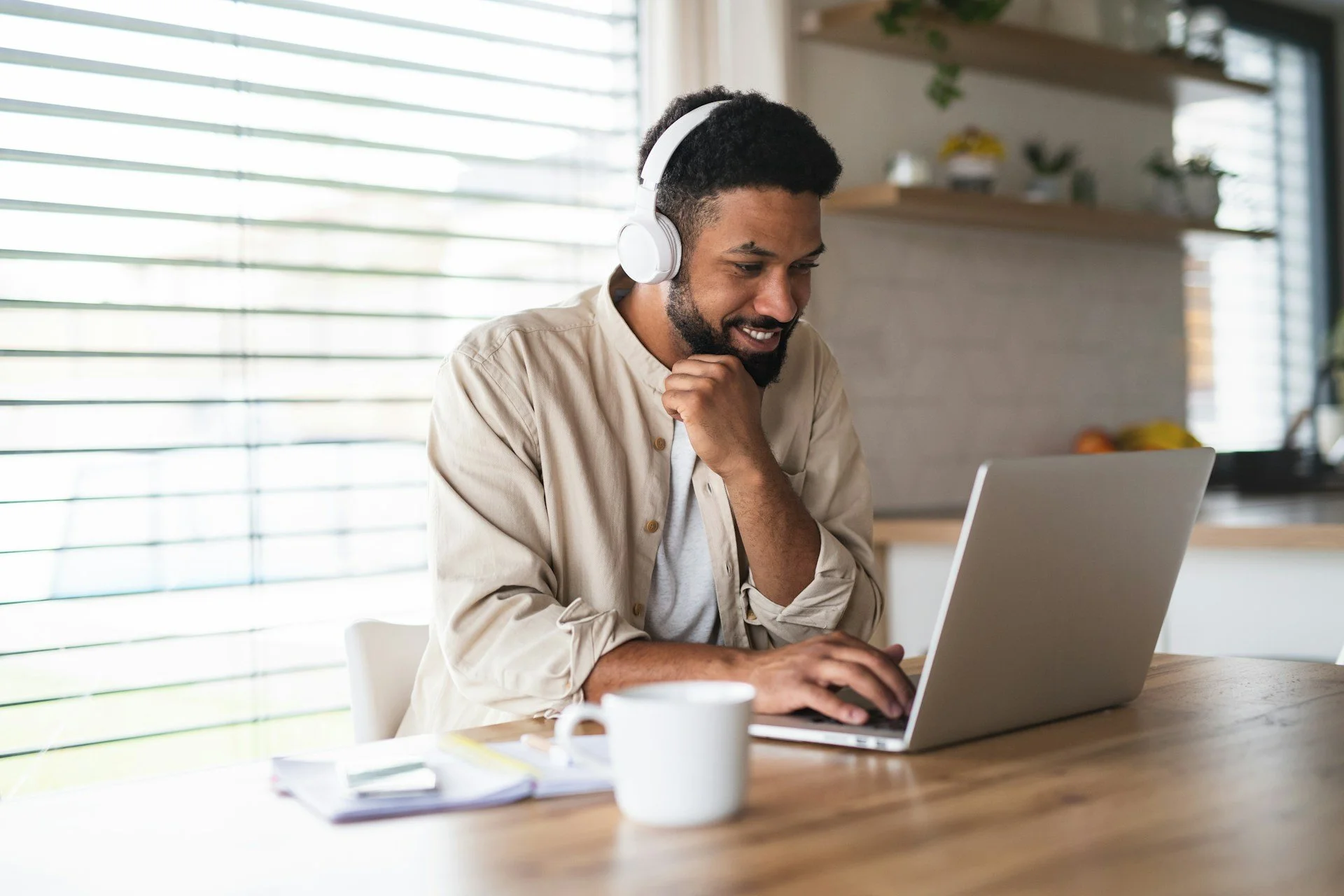 Hybrid-Work Ergonomics Reset: 30-Day Posture Plan for Melbourne Pros
