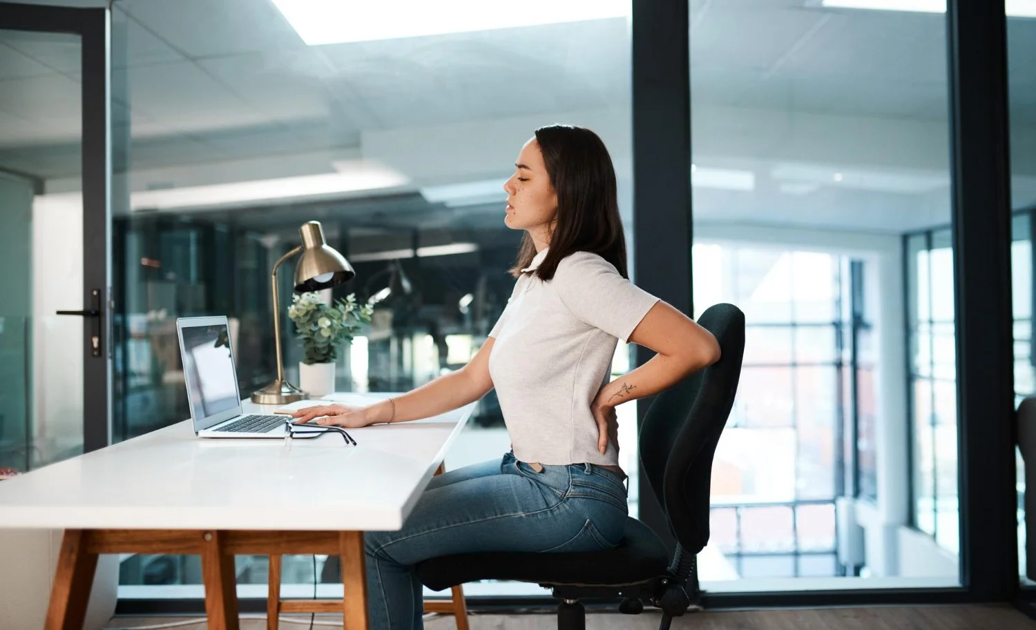 Executive Posture Audit: Ergonomics and Micro-Breaks to Reduce Jaw/Neck Tension