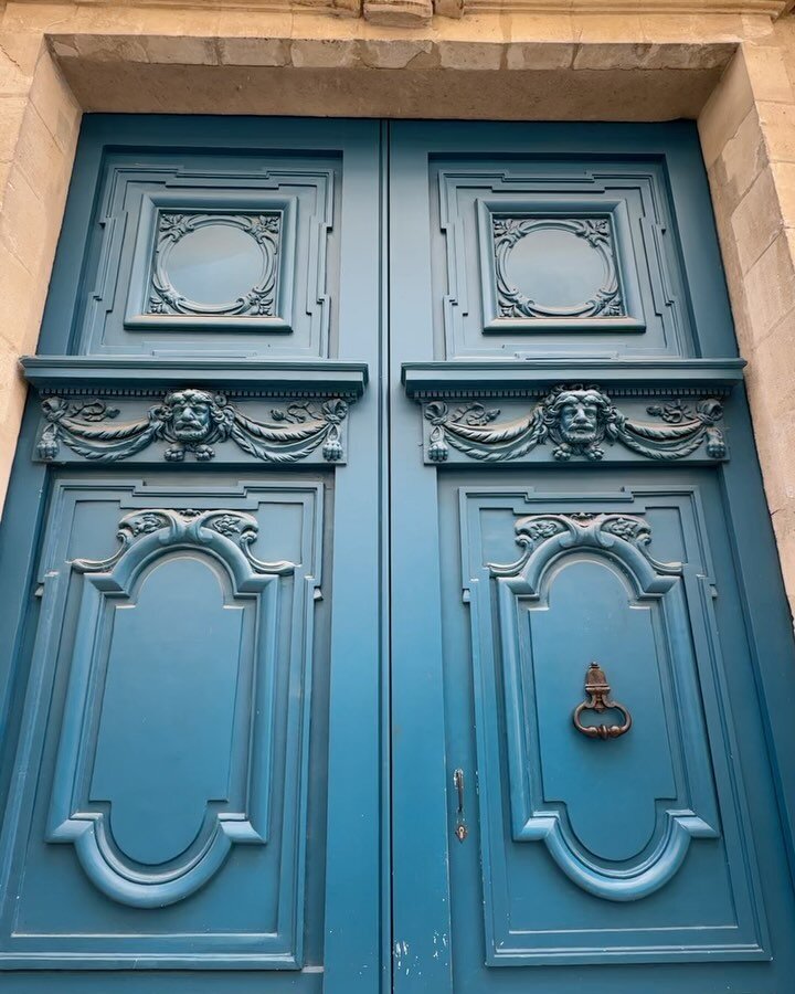 Some doors I saw on my way back home today 🚪🩷

Did I mention the 2024 tours are now launched? Check my website using the link in my bio and choose your week, May 10-17 OR Oct 4-11! 

Crosson Paris off your bucket list and join me to discover the sa