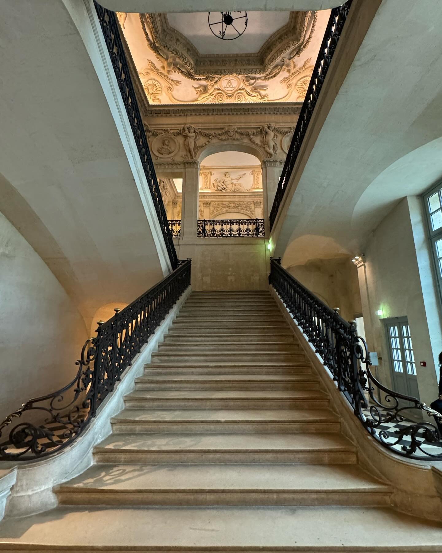 Today I went over to the @museepicassoparis, and yes, the art, (obviously) but I&rsquo;m kind of obsessed with the incredible staircase of this building!

Known as the H&ocirc;tel Sal&eacute;, it&rsquo;s one of the most stunning mansions in Paris dat