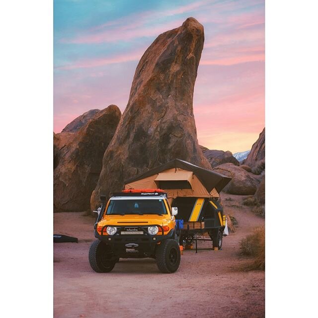 #fjcruisers &amp; custom trailer. ⛰ &bull;
&bull;
#overland #offroad #adventure #toyota #4x4 #overlanding #sky #explore #camping #4runner #offroading #4wd #tacoma #outdoors #yellow #landcruiser #travel #trdoffroad #toyotastrong #tacomaworld #westcoas